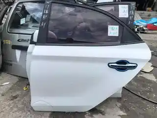 17 Hyundai Verna · Porte arrière gauche · bosselé