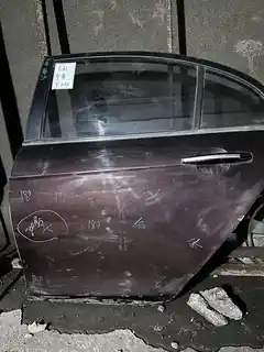 Geely Emgrand · Pintu belakang kiri · dicat semula