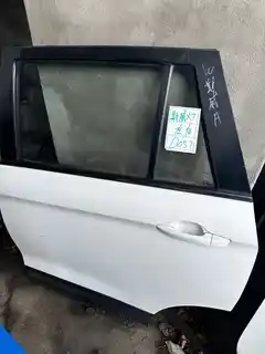 SWM X7 · Pintu belakang kiri
