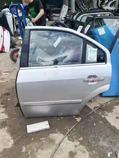 04 Ford Mondeo · Pintu belakang kiri