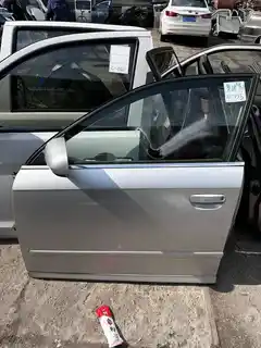 Audi A4B7 · ទ្វារមុខឆ្វេង