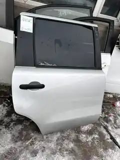 Livina · Pintu belakang kanan