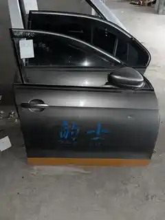捷达右前门有坑