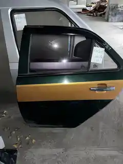 Geely King Kong · Left rear door · repainted