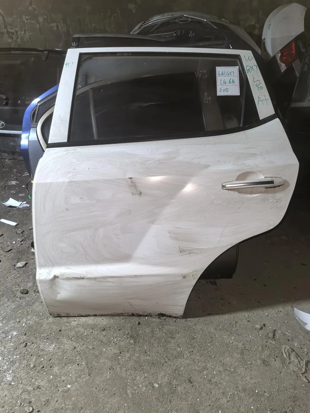 Geely GX7 · Porta traseira esquerda · danificado