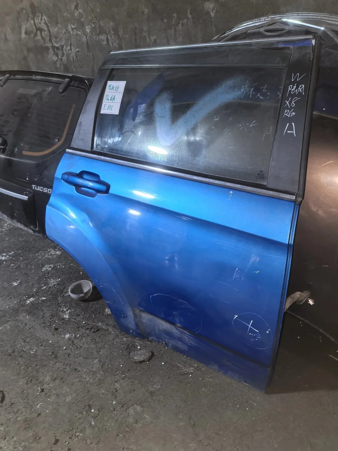 Landwind X8 · Pintu belakang kanan · rosak