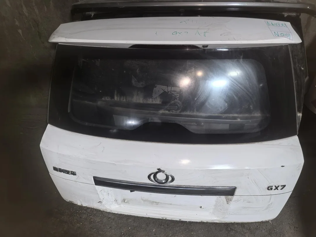 Geely GX7 · Tampa da mala