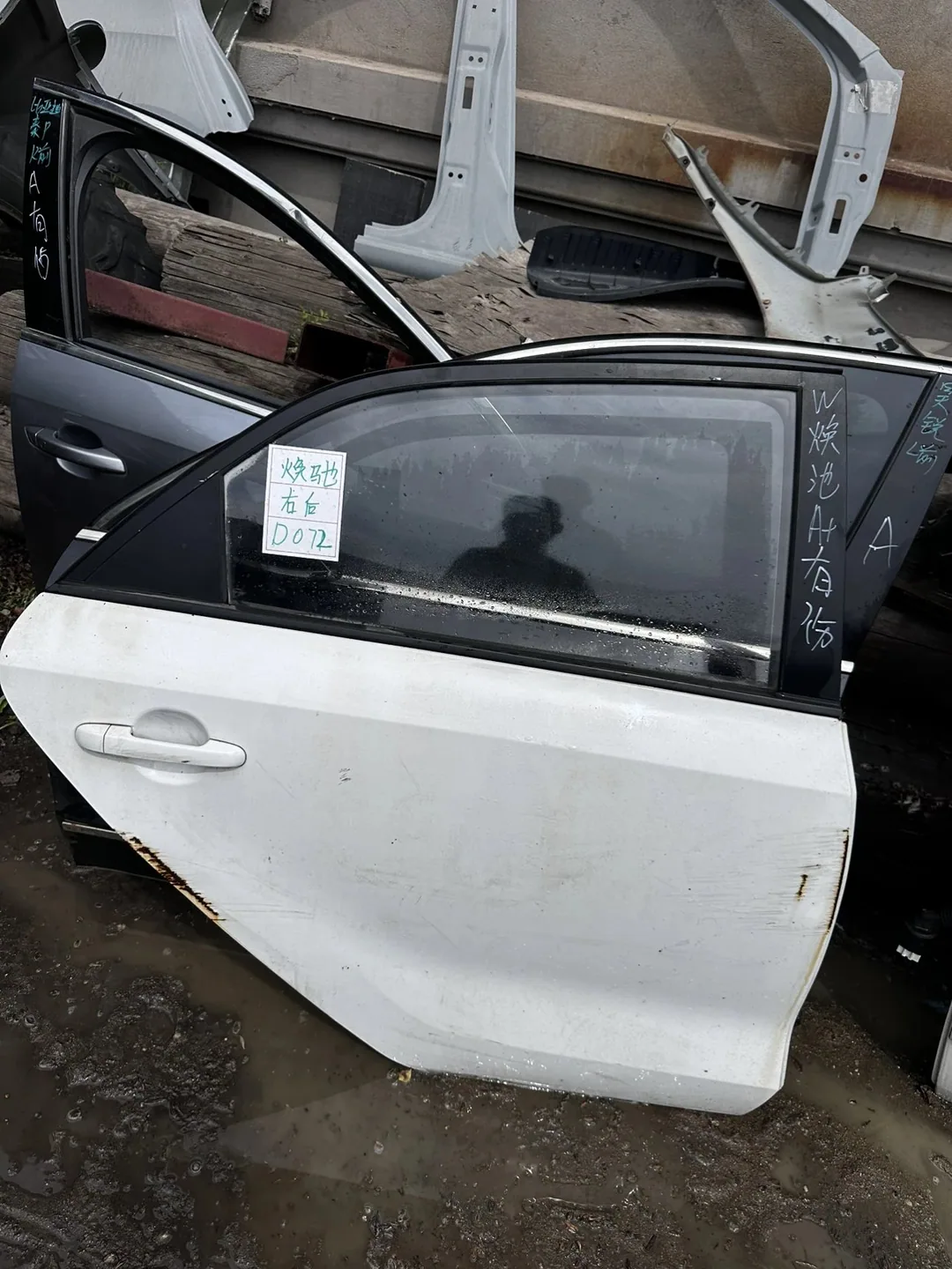 Pegas · Porte arrière droite · endommagé
