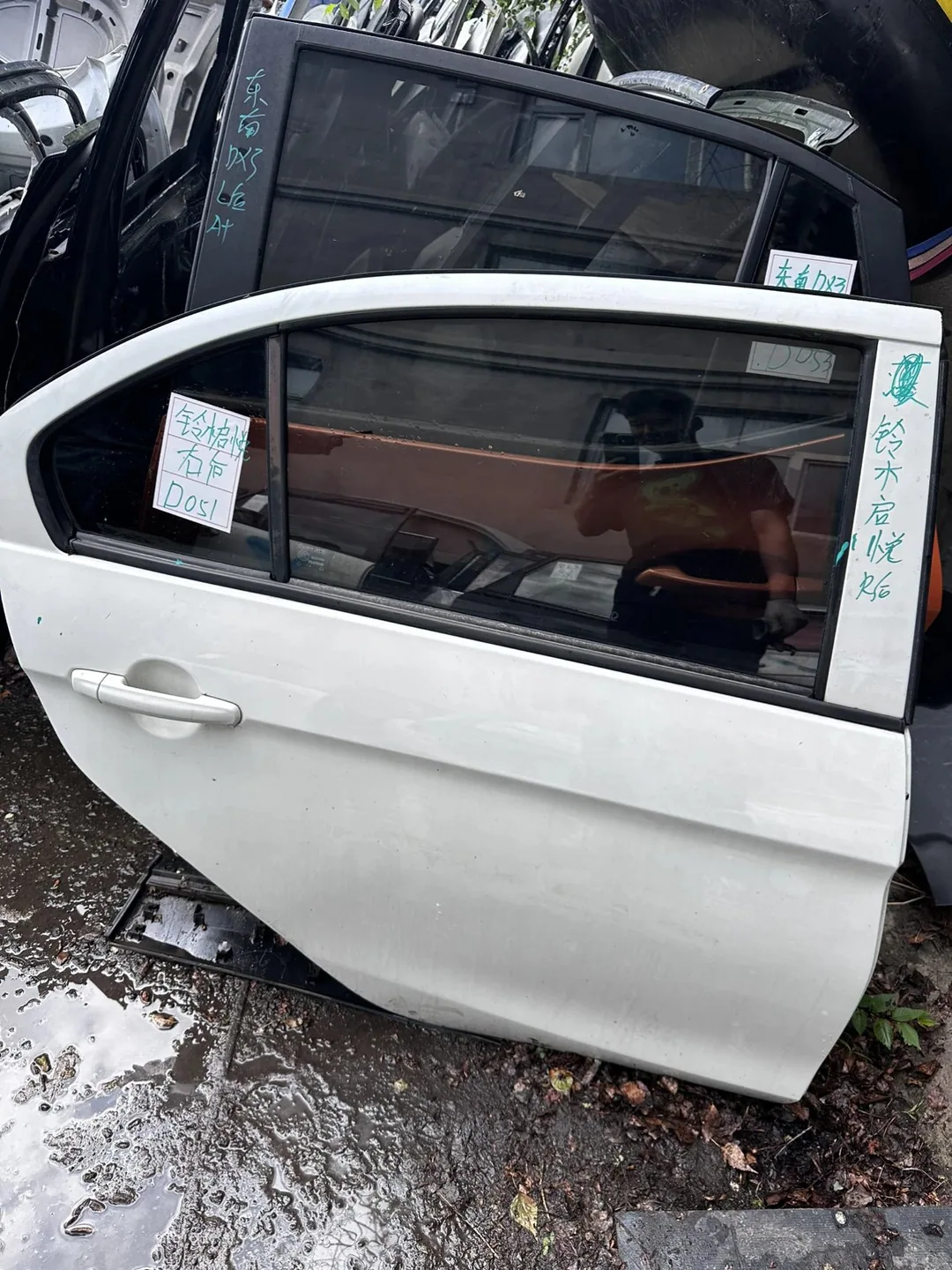 Suzuki Alivio · Pintu belakang kanan