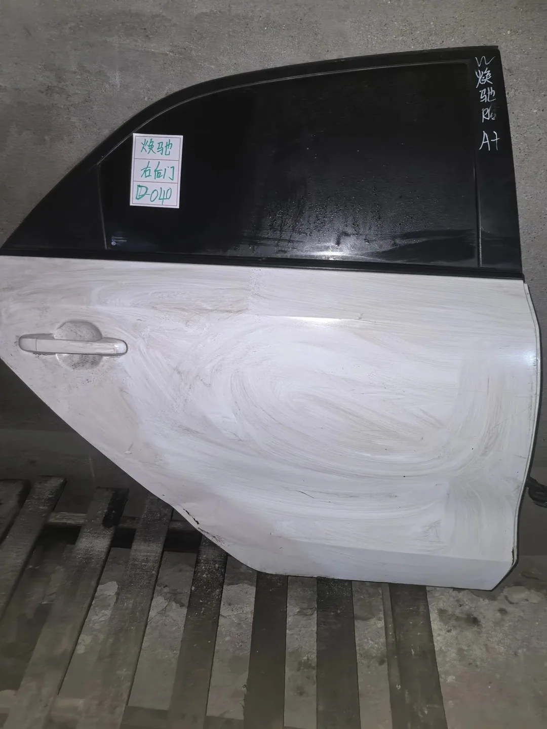 Kia Pegas · Porta traseira direita · danificado, não reparado