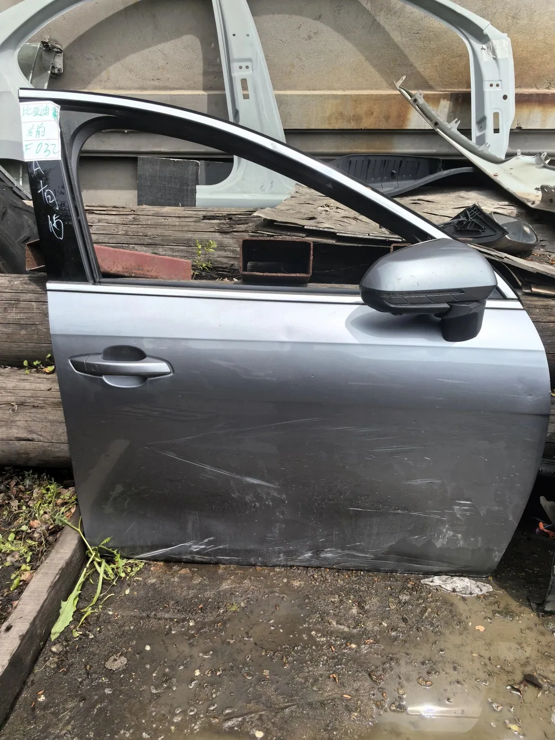BYD PLUS · Porte avant droite · endommagé, non réparé