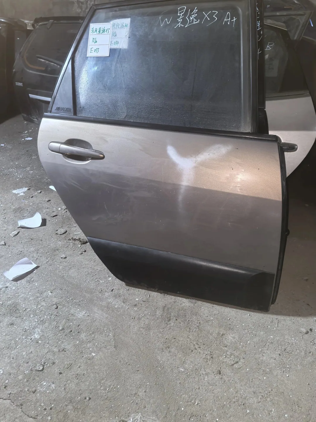 Dongfeng Joyear X3 · Pintu belakang kanan
