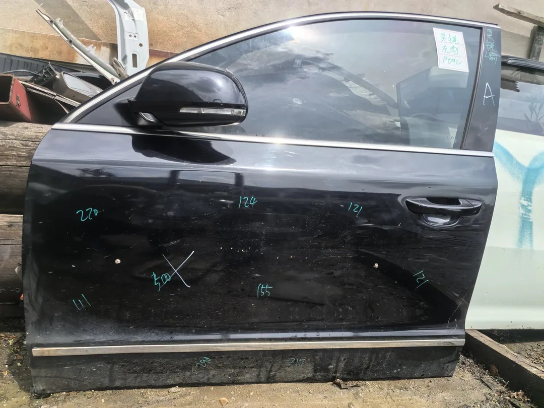 Skoda Superb · Left front door · repainted