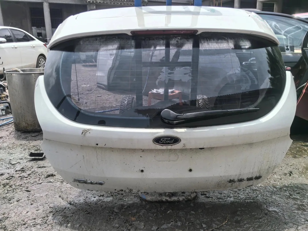 15 Ford Focus · Nắp cốp