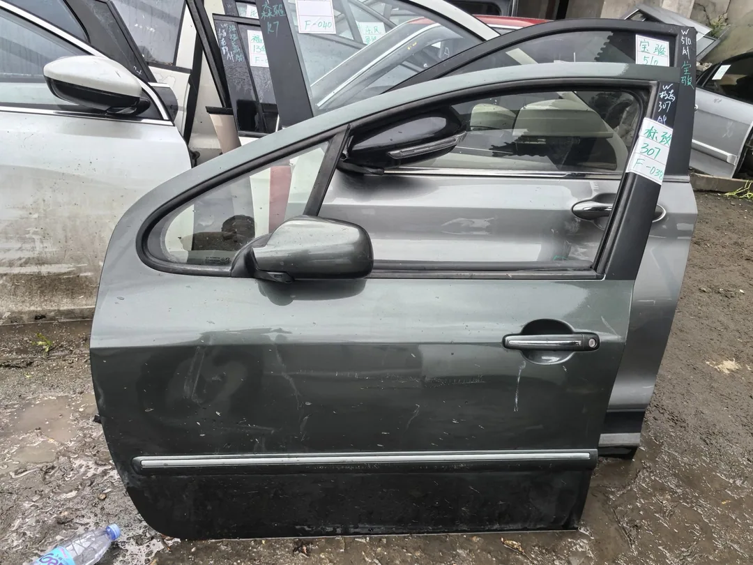 Peugeot 307 · ទ្វារមុខឆ្វេង · មានការខូចខាត មិនទាន់ជួសជុល