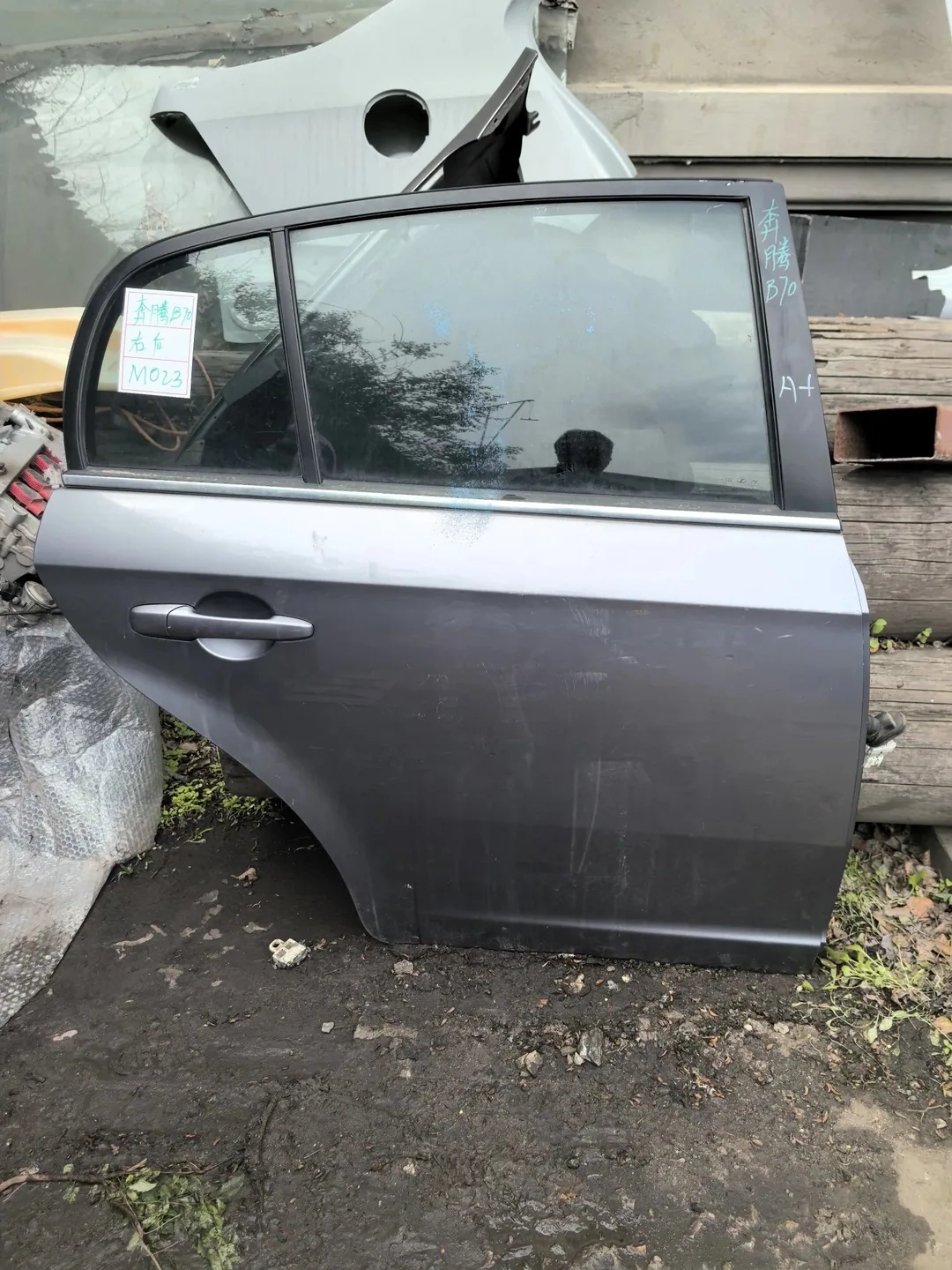 Bestune B70 · Right rear door