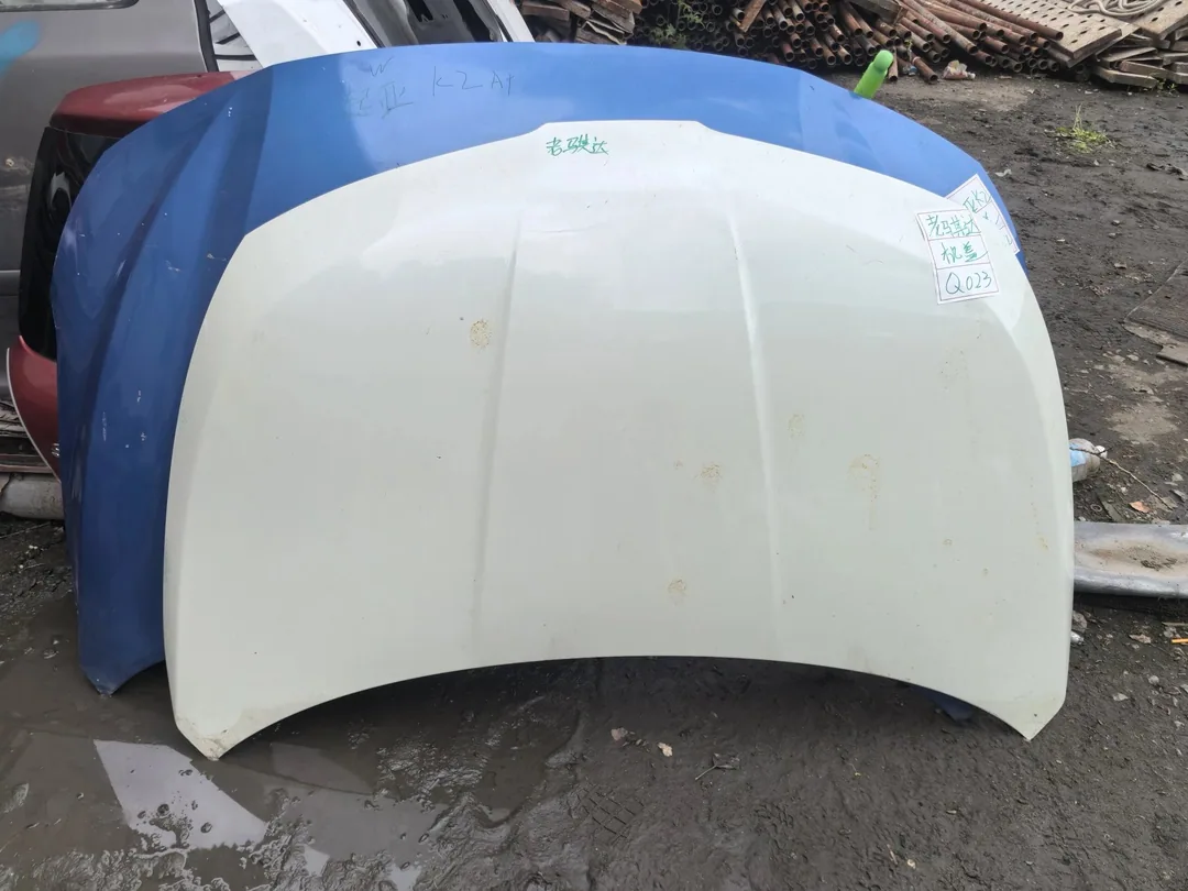 Nissan Tiida · Modelo anterior · Capó