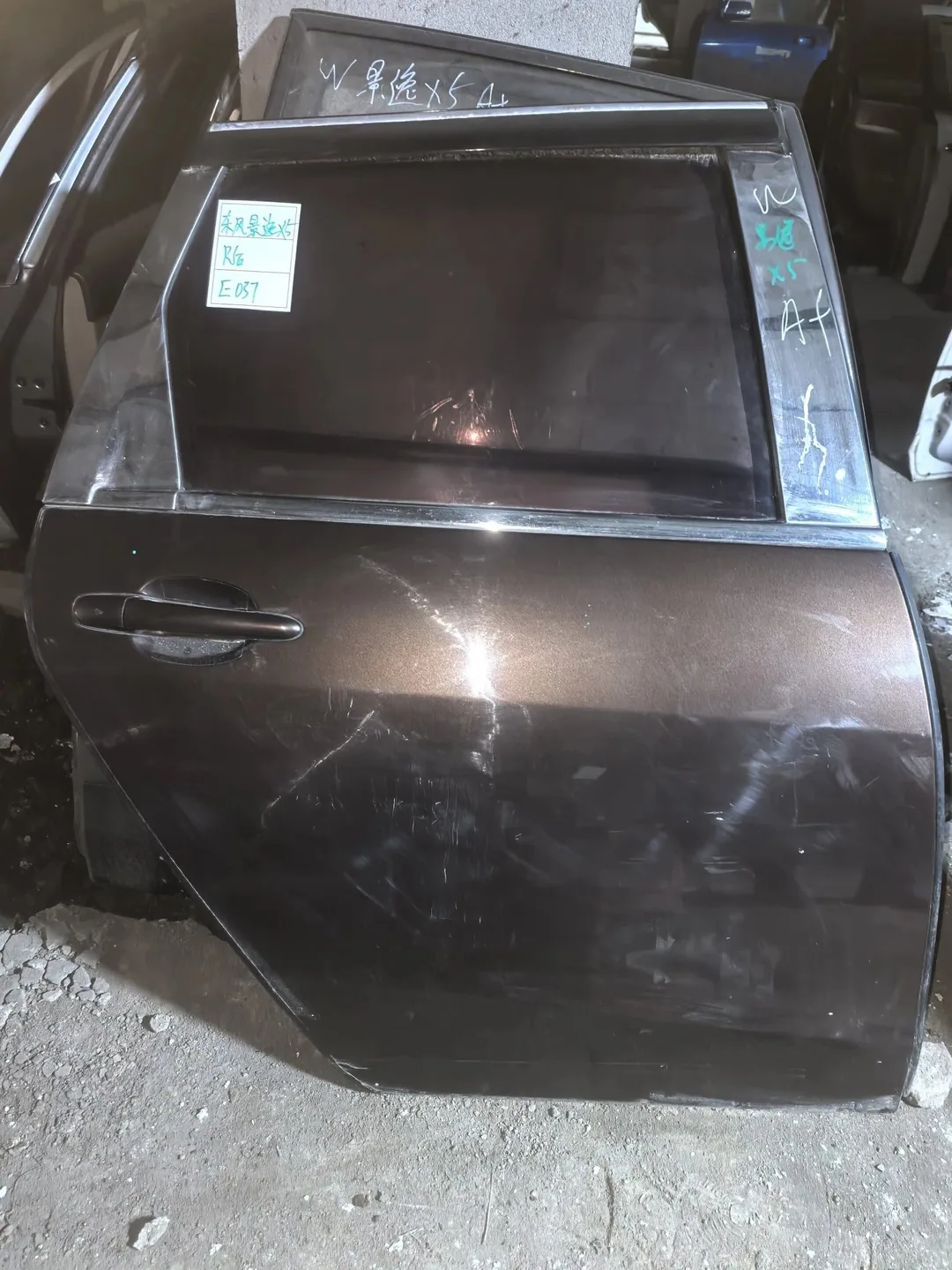 Dongfeng Joyear X5 · Pintu belakang kanan