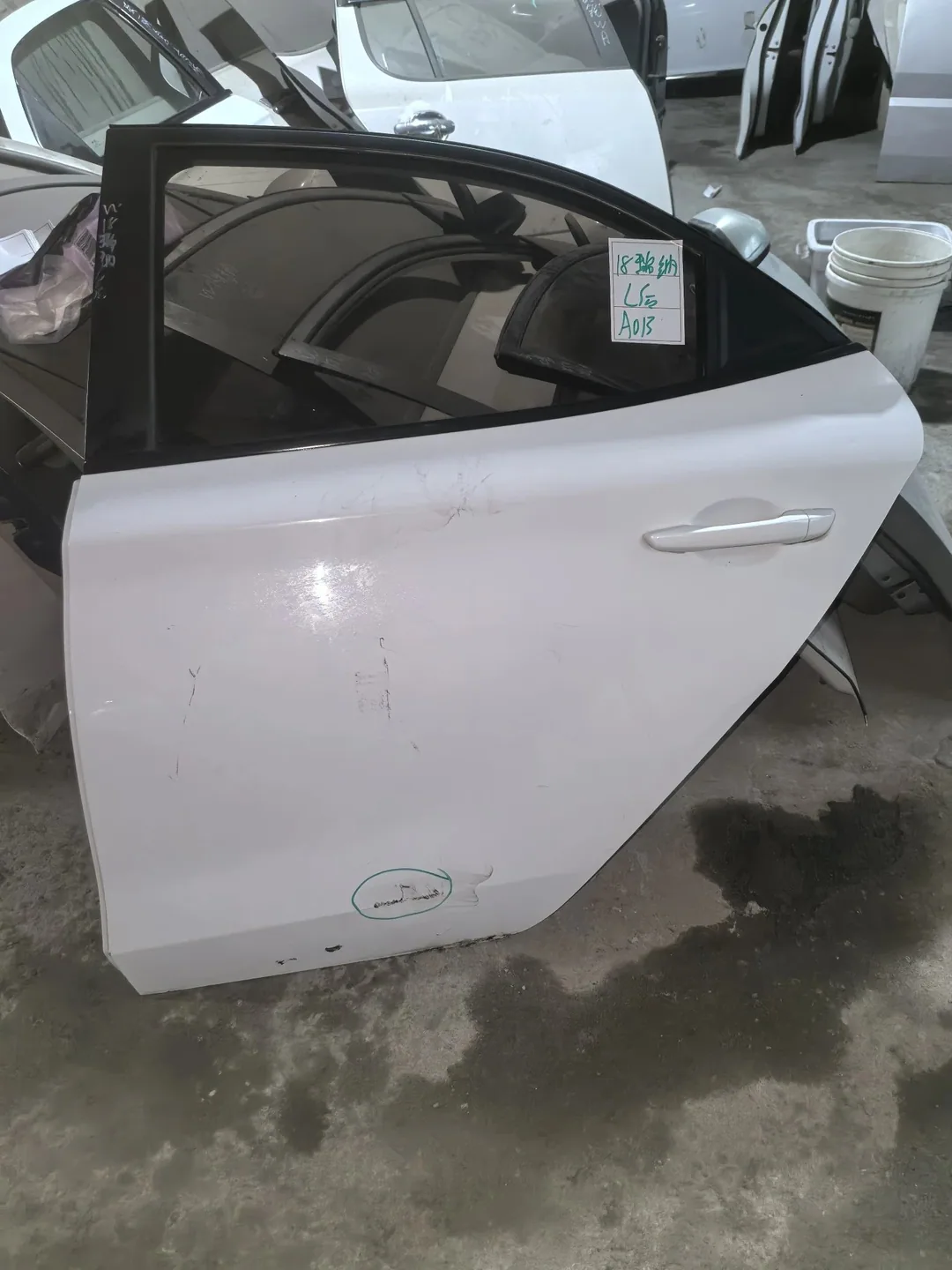 18 Hyundai Verna · Porta traseira esquerda · amolgado