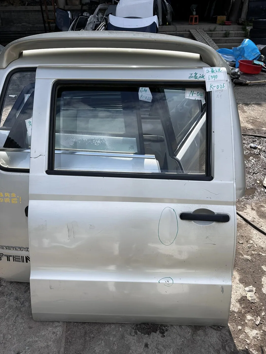 باب خلفي أيسر · Wuling 6390 · منبعج