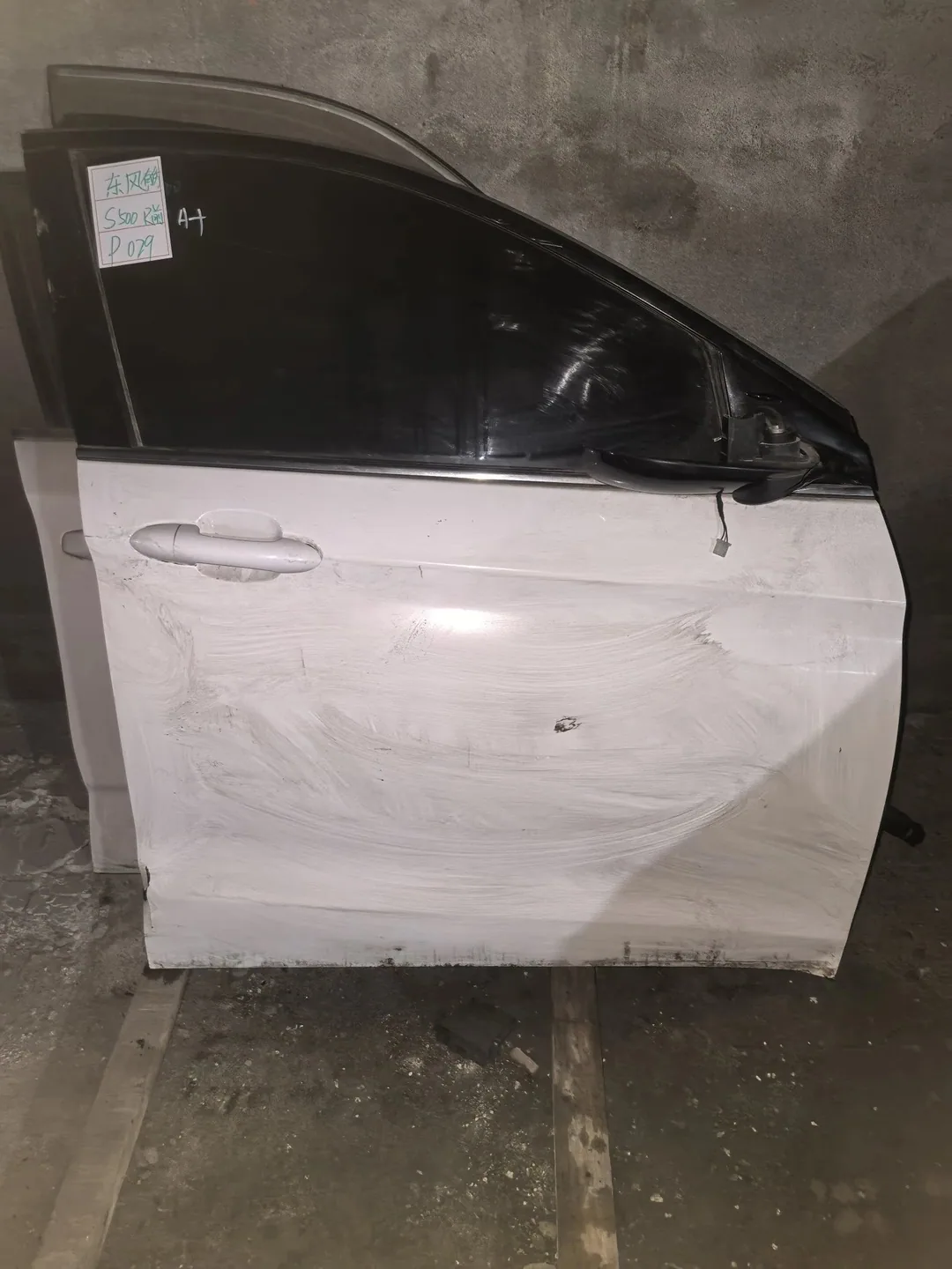 Dongfeng S500 · Porte avant droite · endommagé