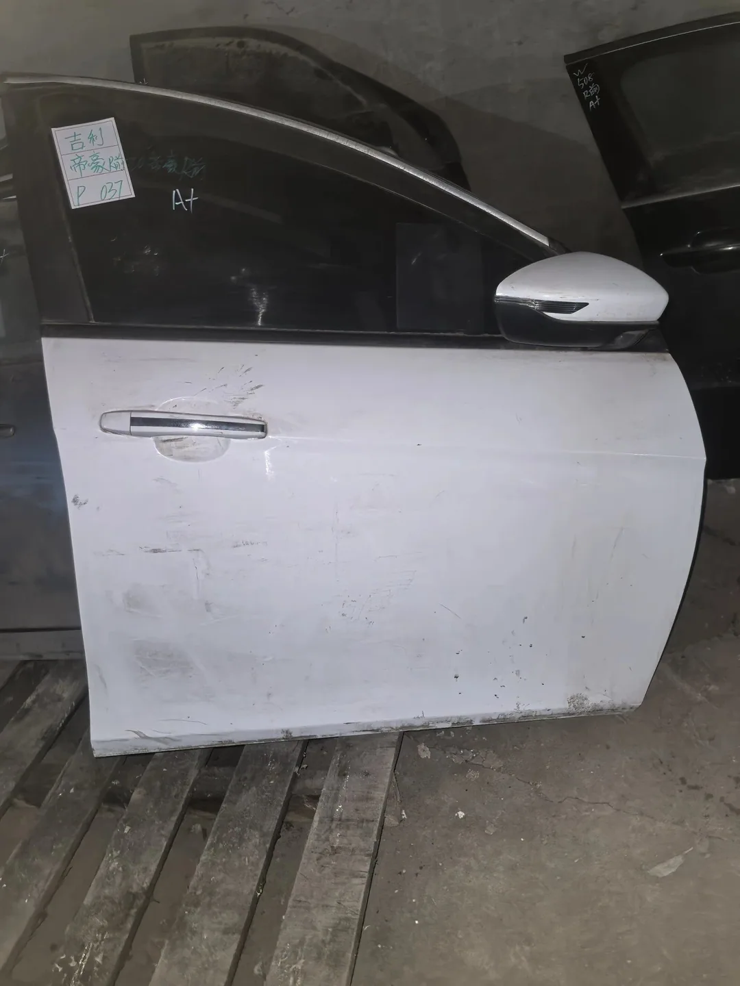 20 Geely Emgrand · Puerta delantera derecha