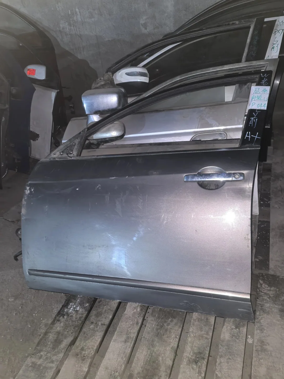 Nissan Sylphy · Ancien modèle · Porte avant gauche · endommagé