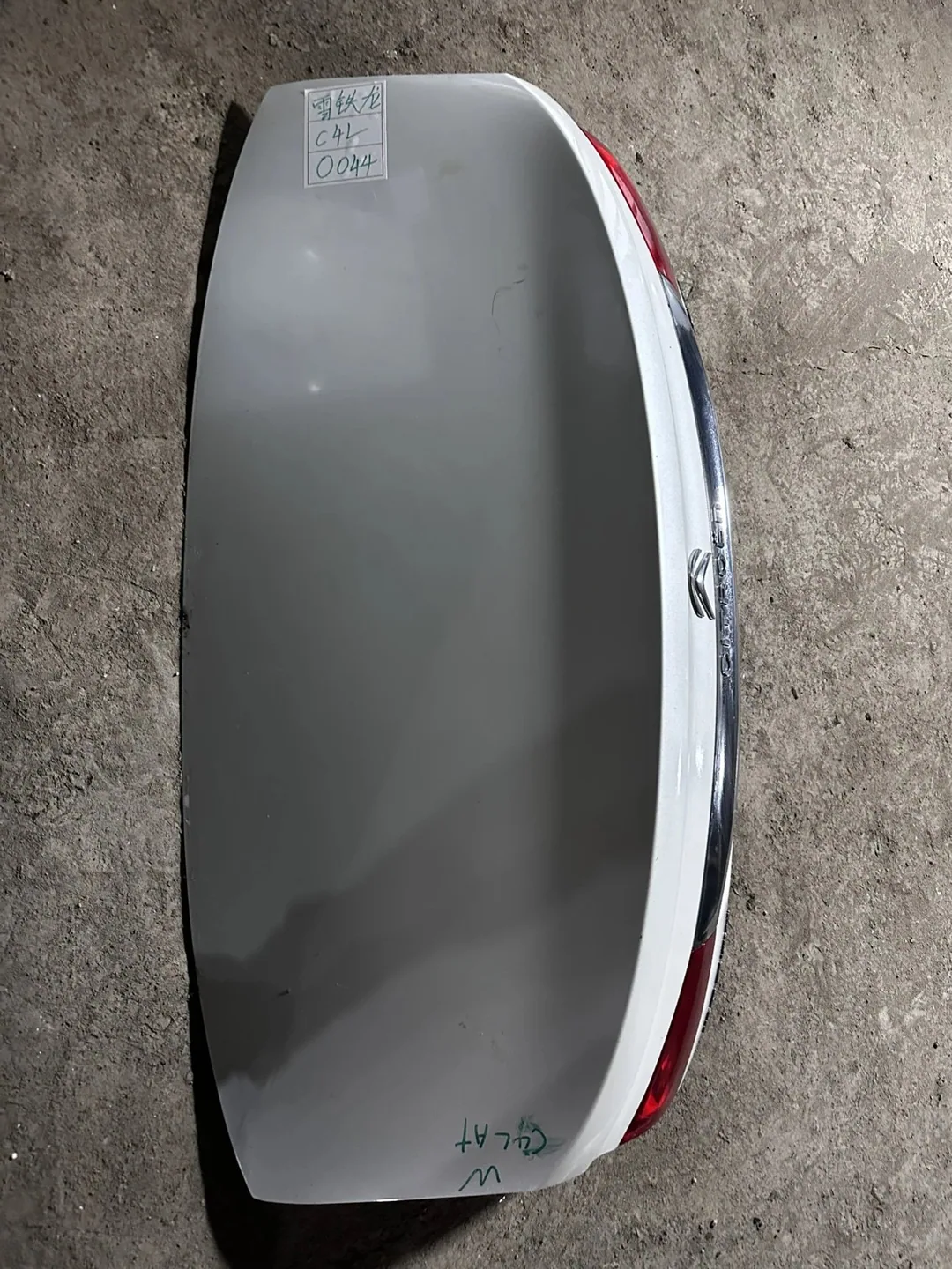 Citroën C4L · Couvercle de coffre