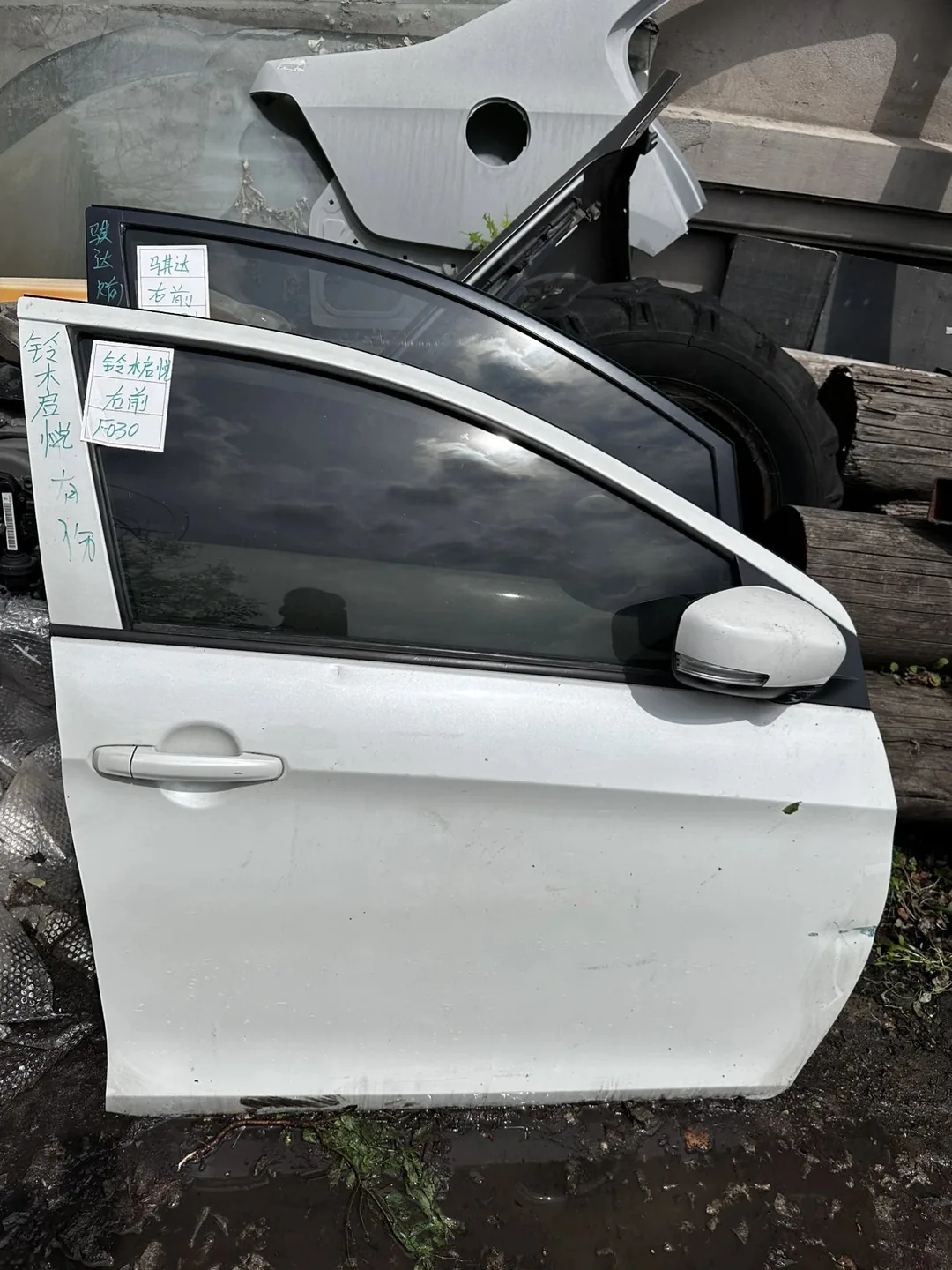 Suzuki Alivio · ទ្វារមុខស្តាំ · មានការខូចខាត