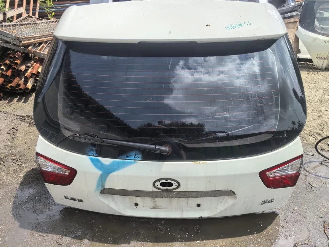 BYD S6 · Tapa del maletero
