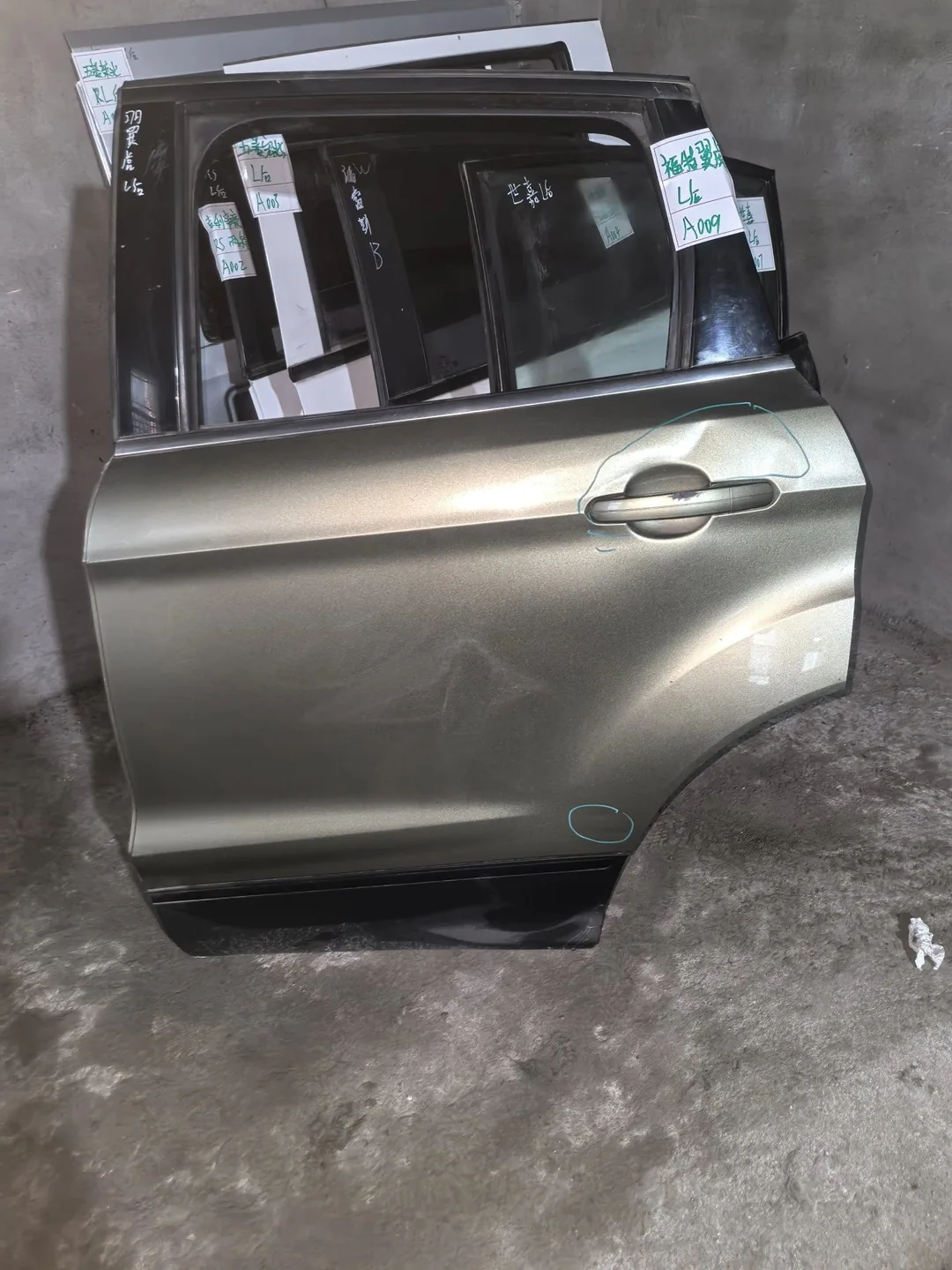Ford Kuga · Pintu belakang kiri · kemek berhampiran pemegang · belum dibaiki