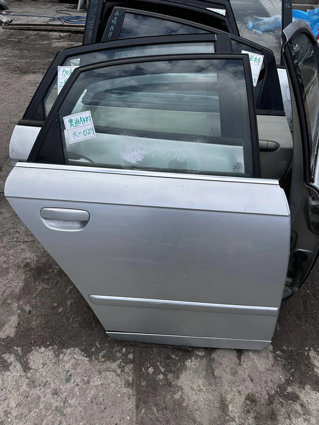 Audi A4B7 · Cửa sau phải