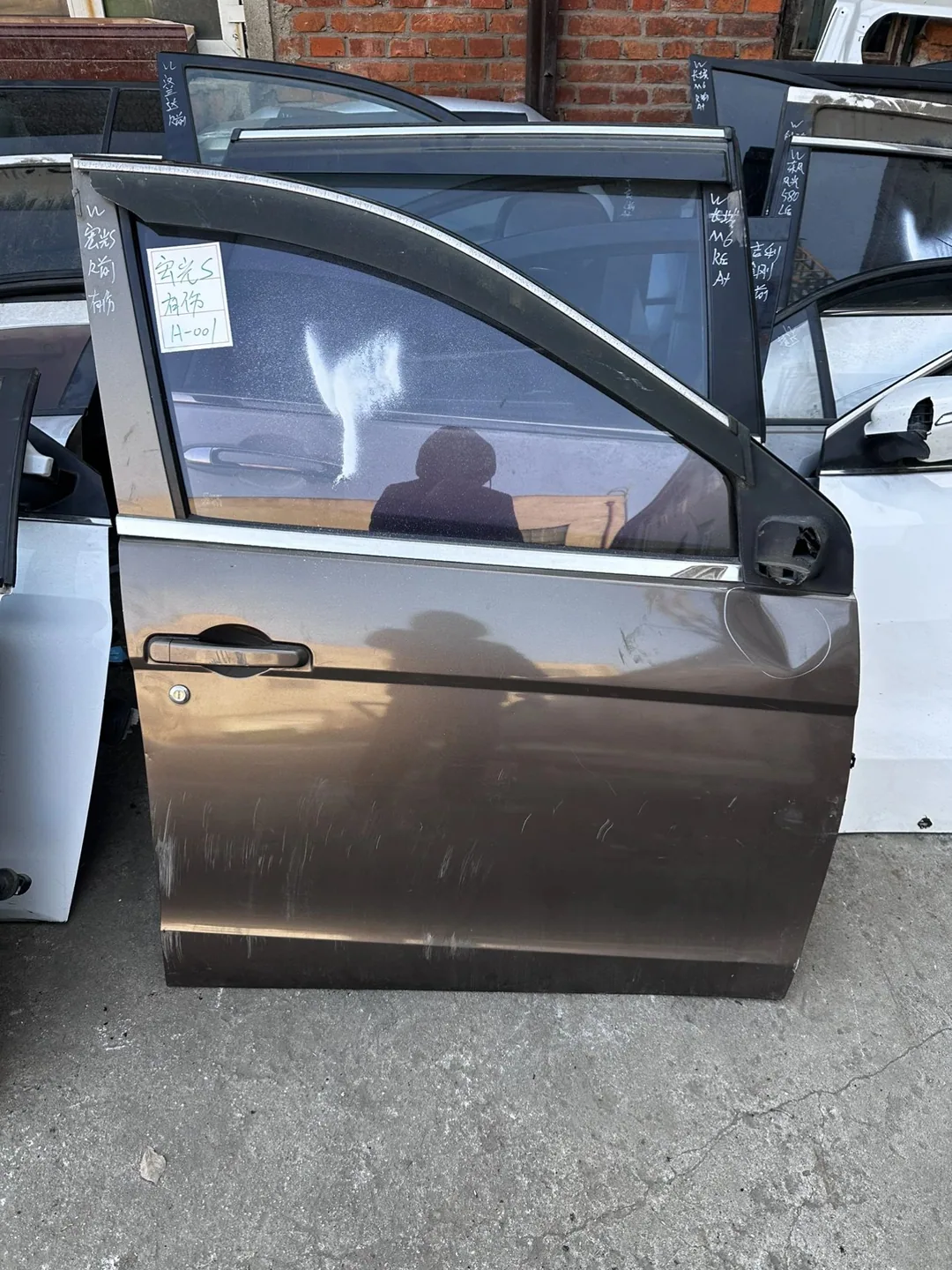 Hongguang S · Porte avant droite · endommagé