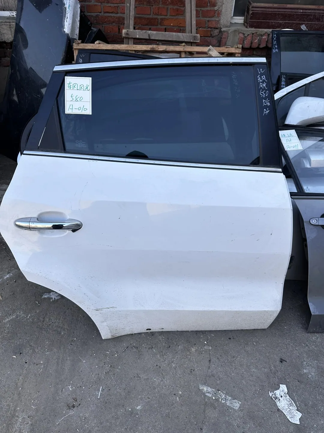 Dongfeng Fengguang 580 · Pintu belakang kanan