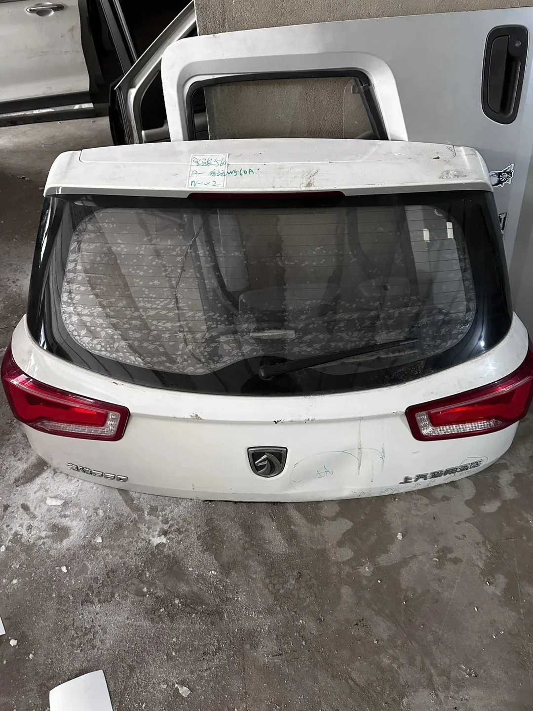 Baojun 560 · ຝາກະໂປງຫຼັງ · ມີຮອຍບຸບ