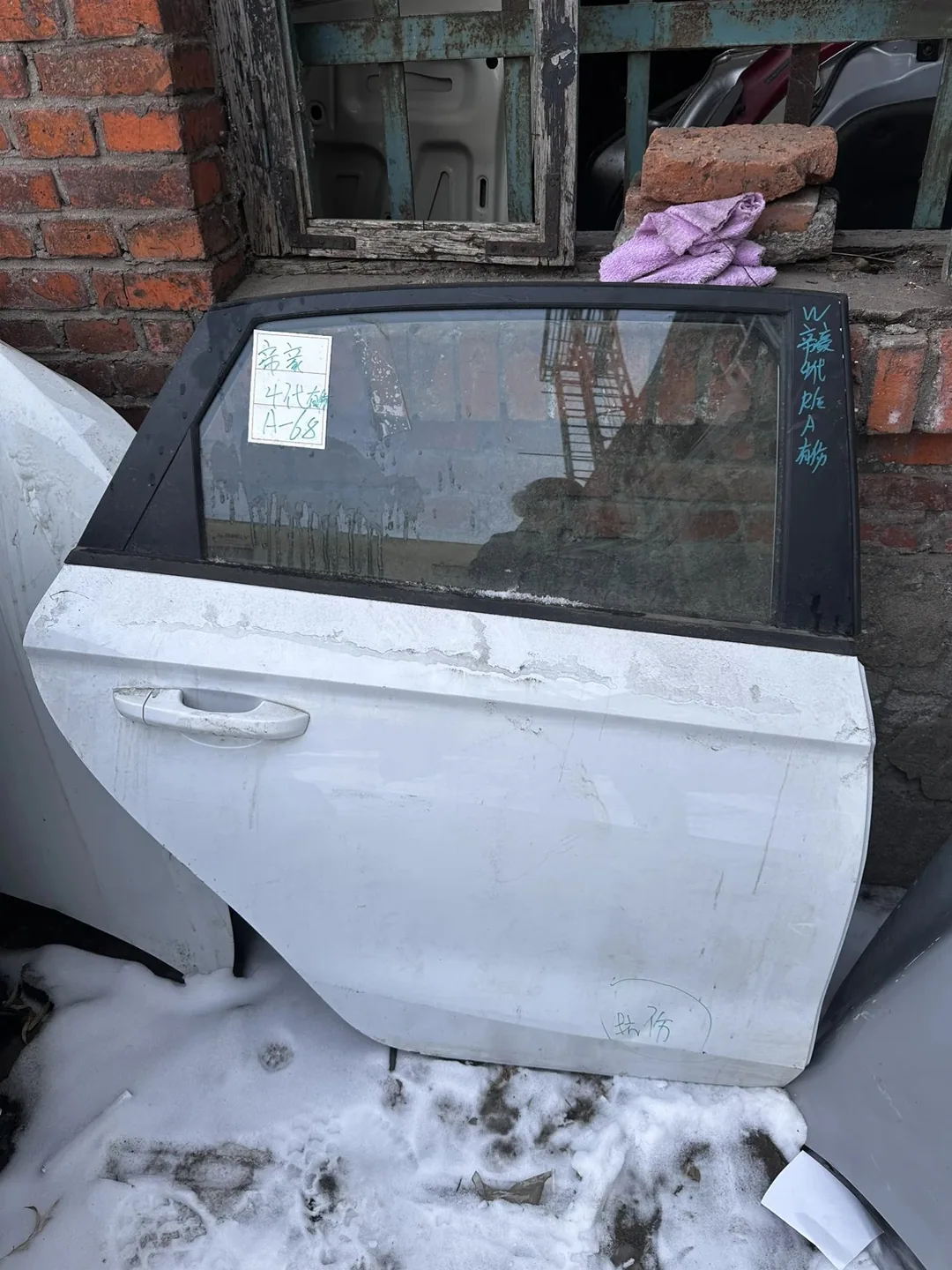 Geely Emgrand Ger. 4 · Porta traseira direita · danificado