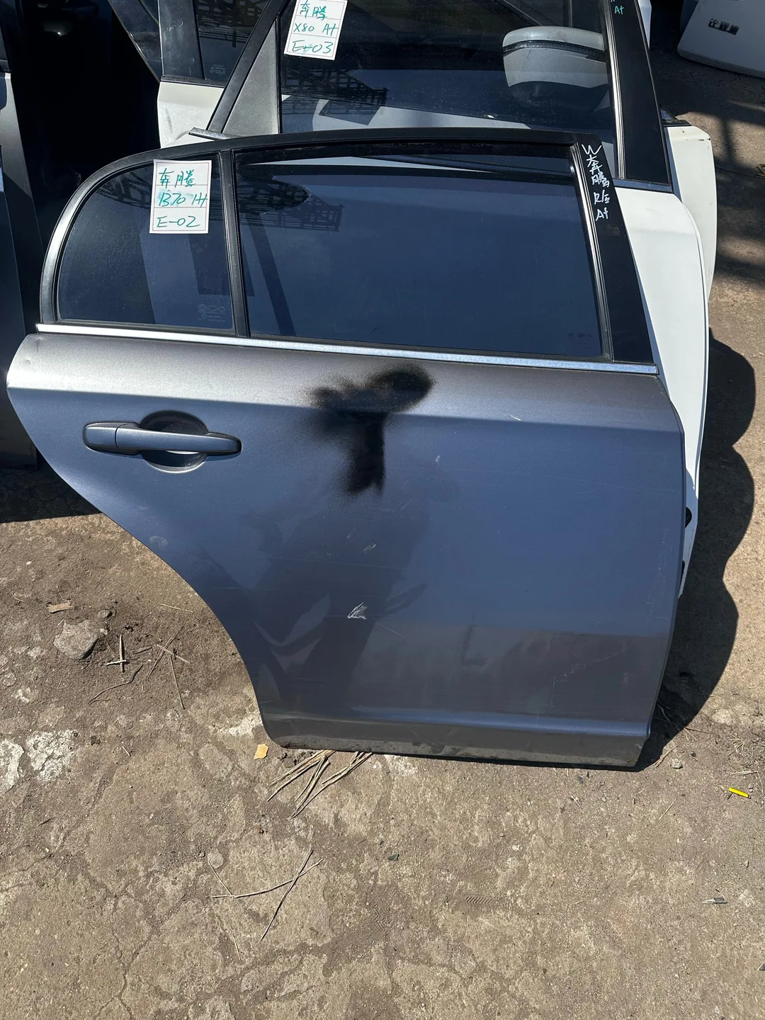 Bestune B70 · Pintu belakang kanan