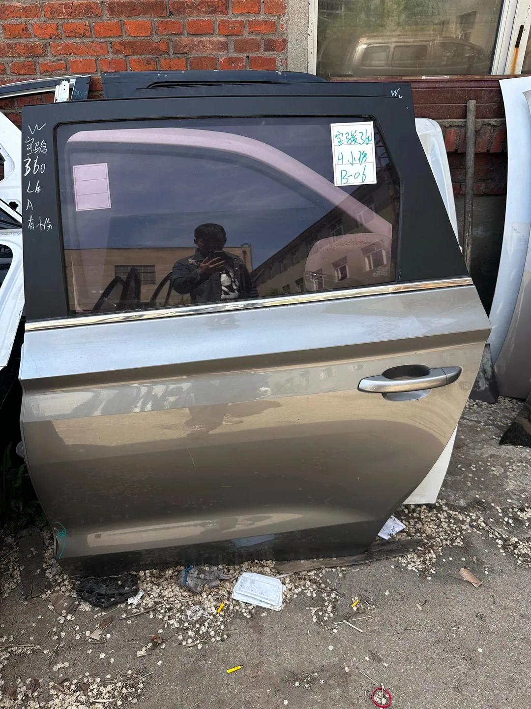 Baojun 360 · Left rear door · minor damage