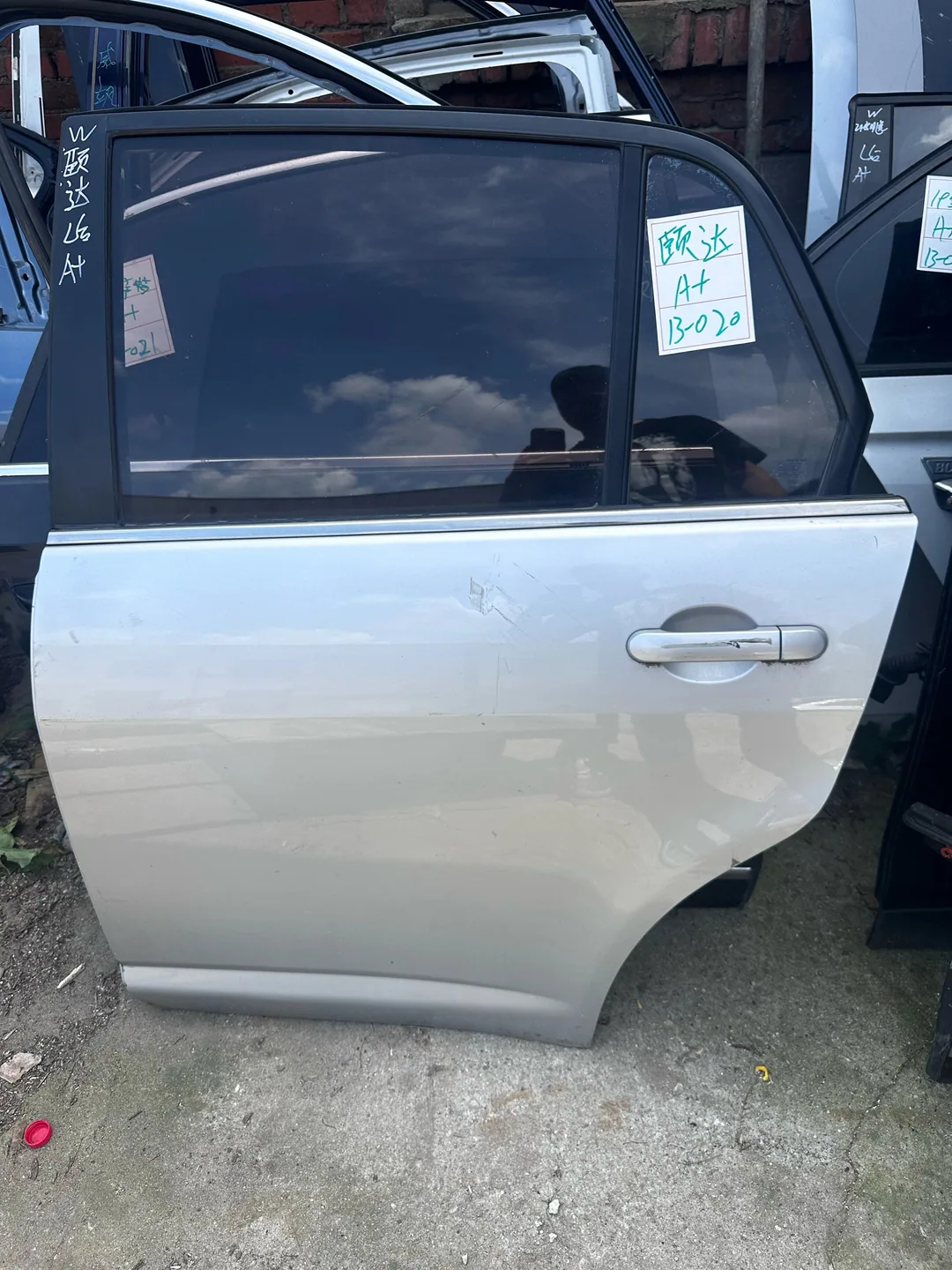 Tiida · Pintu belakang kiri
