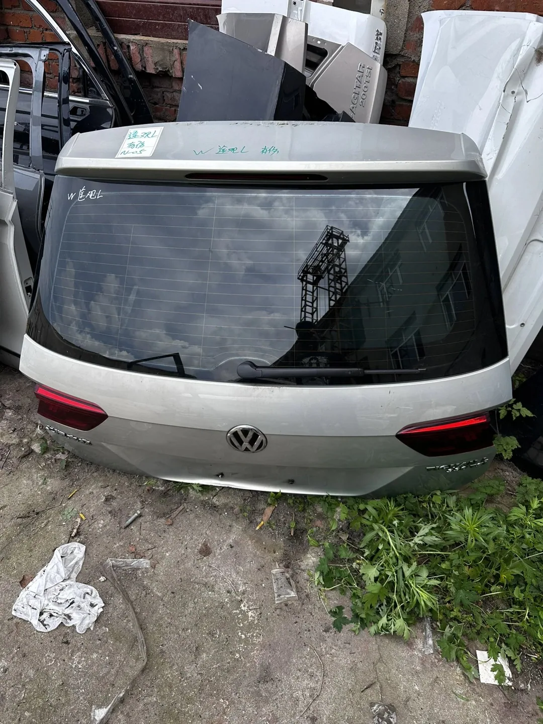 Tiguan L · Penutup but · rosak